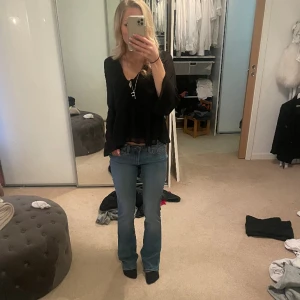 Lågmidjade jeans - Säljer ett par jätte snygga lågmidjade jeans som är helt oanvända med prislapparna kvar💗