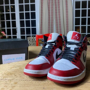 Jordan 1 Chicago 2020 - Skick 9/10  Strl 42 Riktpris 1500  Pris går alltså att diskutera och komma överens om. Kolla stockx för nuvrande priser och antal sales.