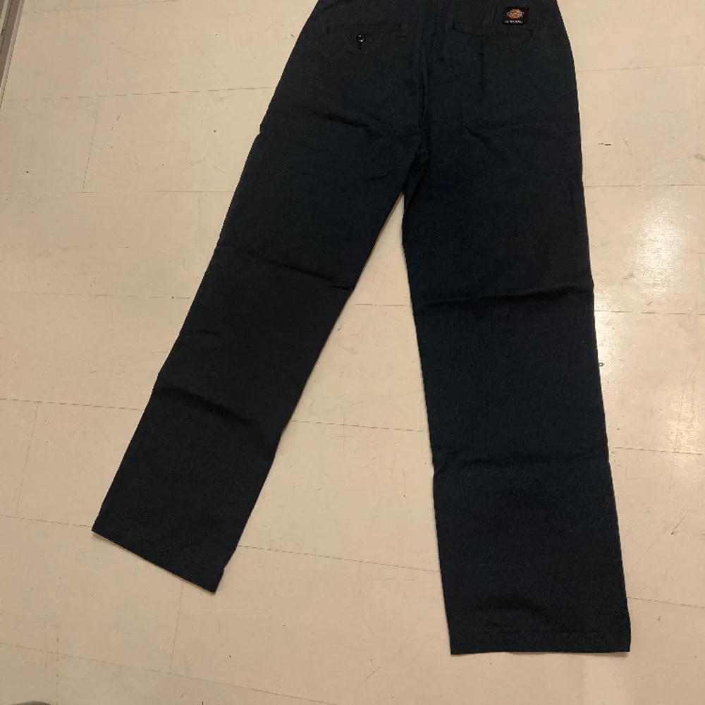 Byxorna är fint skick  storlek är w30/L32 dom är mörkblå. Jeans & Byxor.