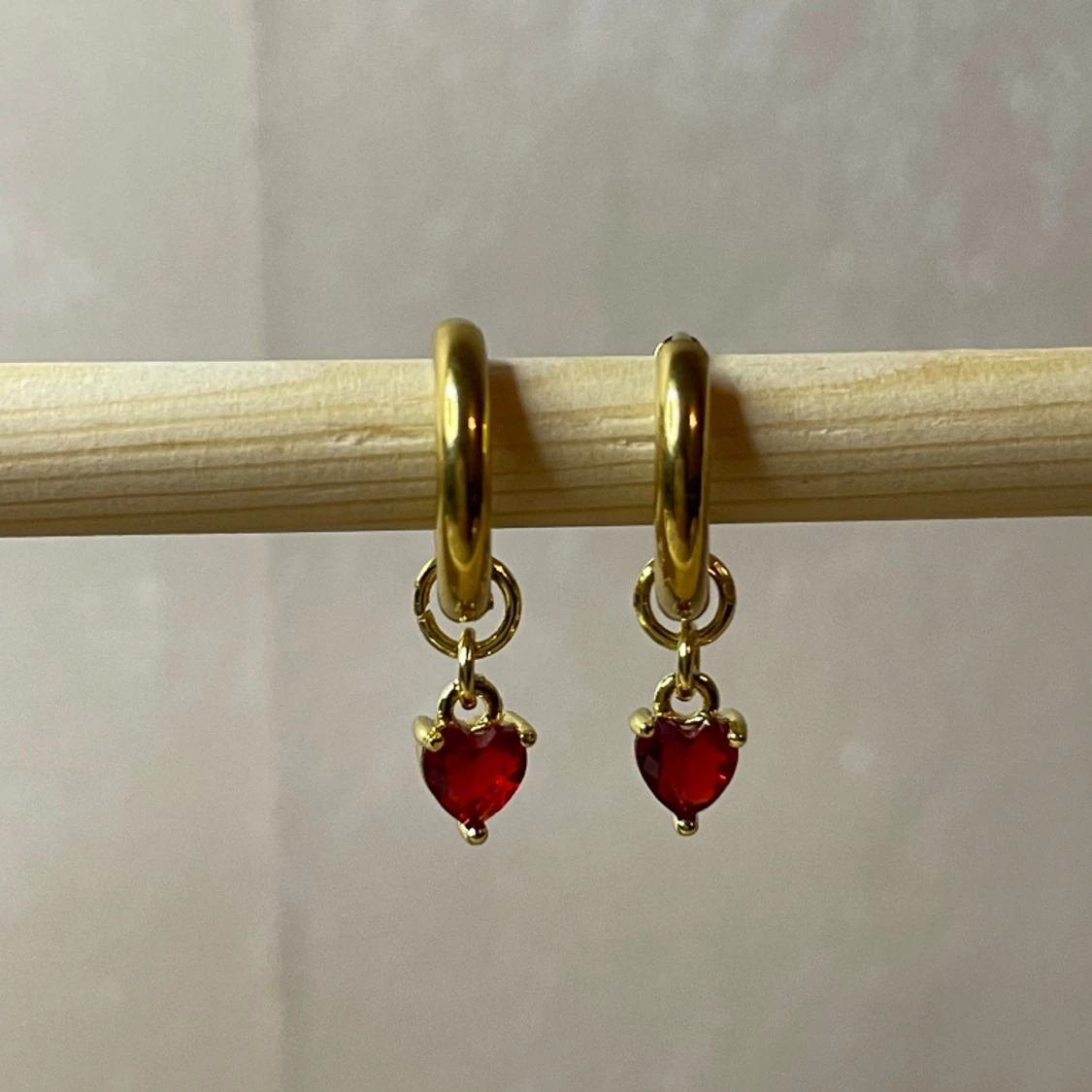 Röda hjärtan. Ett par örhängen