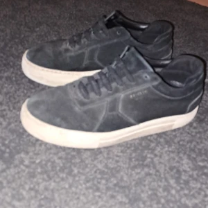 Axel arigato skor - Hej säljer mina axel arigato skor pga att de är för små för mig och ganska slitna men det går att tvätta de. Det är även skadat i hälen under skon men syns inte vid användning. Ny pris: 2000kr Mitt pris: 400kr  Det är bara att skriva om du har någon 