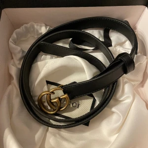 Gucci skärp  - Köpt i Nice, använd ett fåtal gånger. Storlek 85. Kvitto och mer bilder finns!