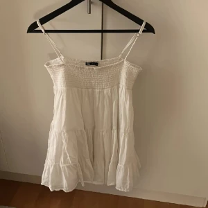 zara klänning - säljer den här jätte fina zara klänningen som jag aldrig använt. skriv privat för fler frågor💕