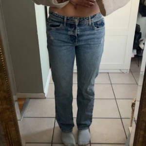 Lowwaist straight jeans  - Lowrise straight jeans från Zara. Inga defekter! Skriv för fler bilder💓