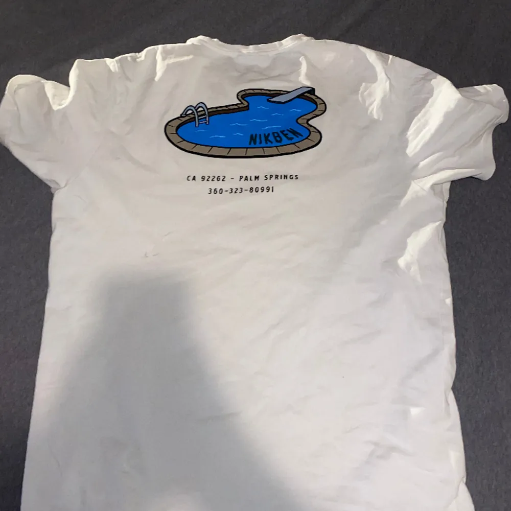 Fräsch t-shirt från Nikben med tryck på bröst och rygg, säljer då den sällan använda då den sitter lite för stort.  Storlek L.. T-shirts.