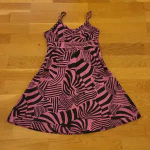 Superfin klänning från KappAhl i storlek 128. Kan fraktas men köparen står för frakten💕
