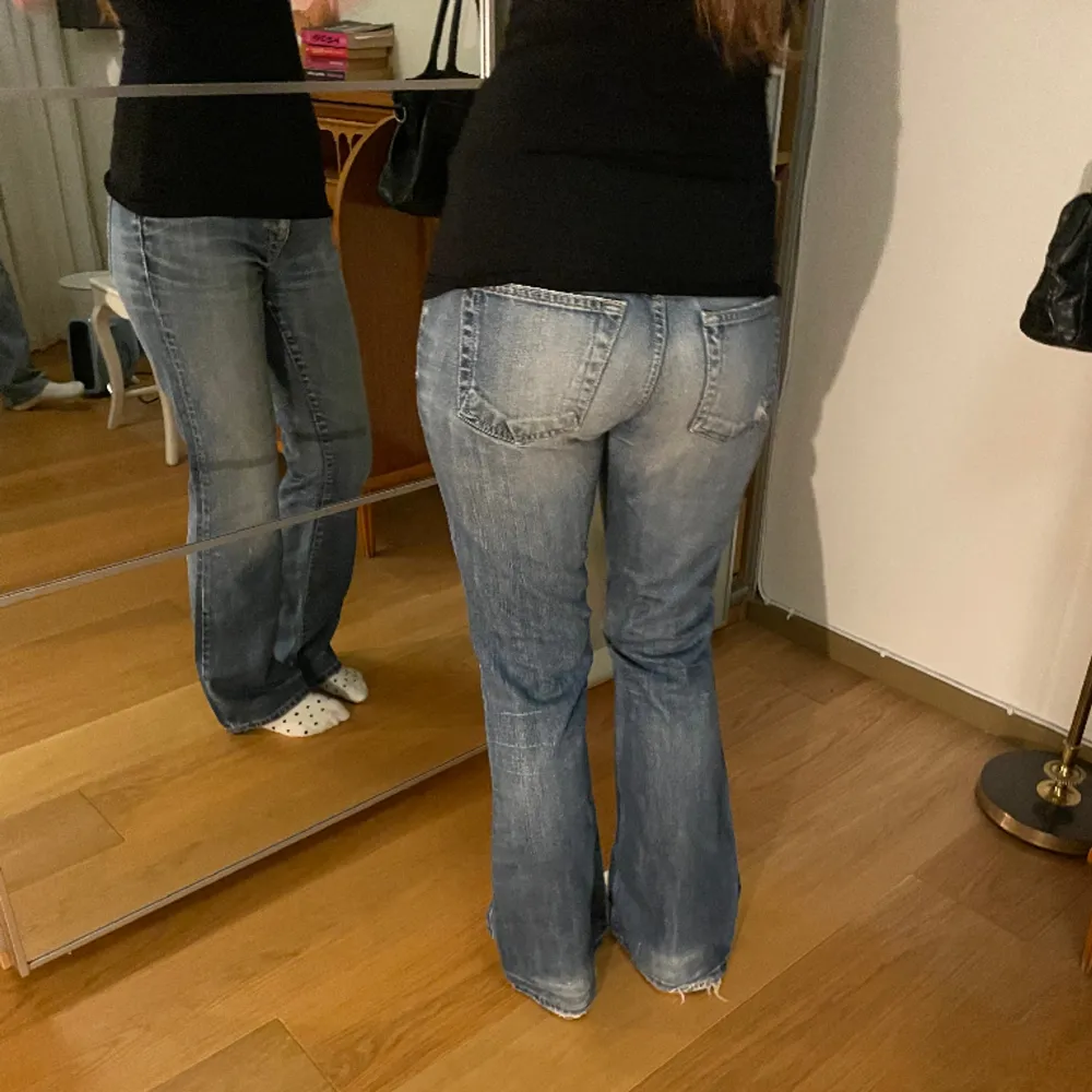 Fina lågmidjade utsvängda jeans från Gap, säljer pga för små på mig☺️Hon på bilden har storlek s/36 i jeans och är 168cm lång. Kontakta gärna ang midjemått osv💓. Jeans & Byxor.