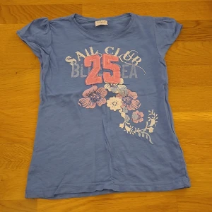 T-shirt  - Topp från Lindex i storlek 116. Köparen står för frakten 💕