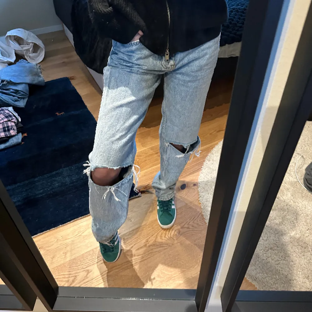Ljusblå jeans från Gina, superfint skick! Står storlek 32 men modellen på bilden har 34. Kan mäta vid intresse!. Jeans & Byxor.