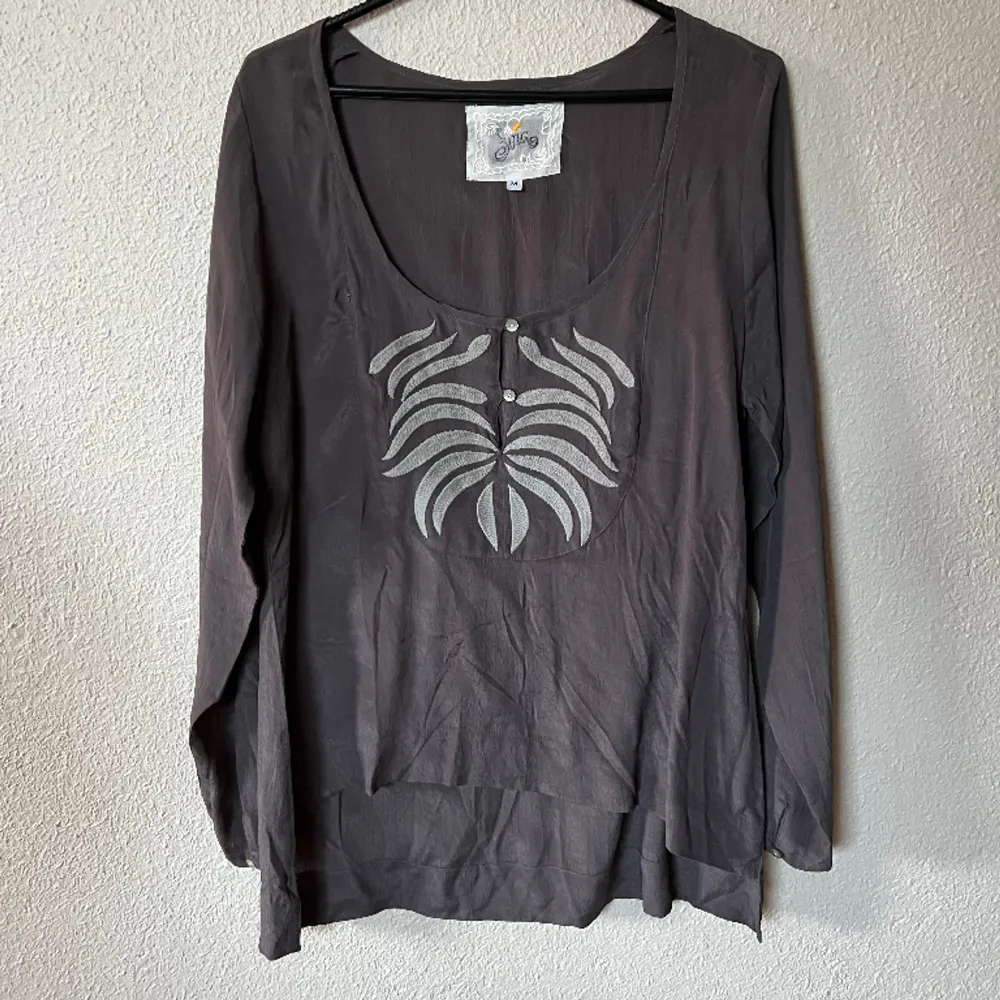 Superfin blus från Fira med broderier, aldrig använd 🩶 100% Viscose. Puserot.