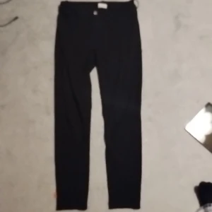 Mjuka Jeansaktiga byxor - Sköna, mjuka byxor som ser lite ut som jeans. Skinny, använda men hela och fräscha. Alla kläder jag säljer tvättas alltid innan leverans, frakt kostar inte och kan även gå med på prissänkning om de behövs! :)) Storlek Medium och skitsköna!