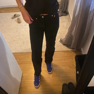 Weekday jeans, stl 24/32 - Svarta jeans från Weekday i modellen pin. Knappt använda 