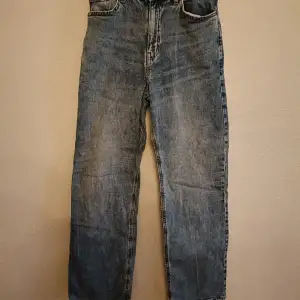 Väldigt fina jeans som är i bra skick. Säljer pågrund av att de har blivit lite lösare/slitna i grenen, men annars är dom bra