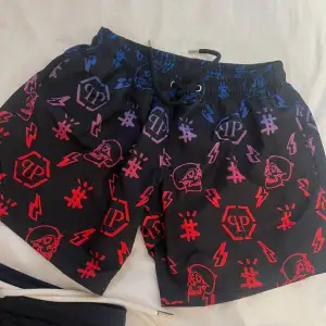 Säljer dessa Philip plein badshorts i nyskick   Endast använda 2 ggr!!  Nypris: 3400kr Storlek: S