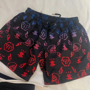 Philipp plein badshorts  - Säljer dessa Philip plein badshorts i nyskick   Endast använda 2 ggr!!  Nypris: 3400kr Storlek: S