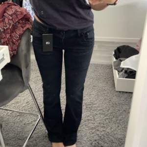 helt nya ltb valerie jeans som tyvärr aldrig kommit till användning, nypris 799. storlek W28 L30. innerbenslängd 73 midjemått 38. jag är 165cm för referens!💞