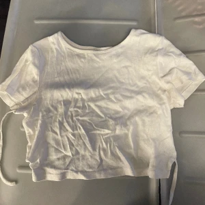 Vit Tshirt - Gullig vit lite kortare tshirt som går att knyta i ryggen💓