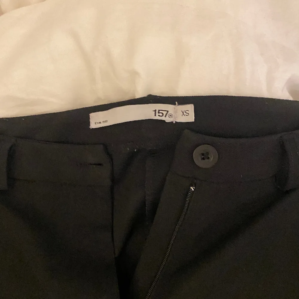 Fina svarta lågmidjade kostymbyxor från Lager 157. Ganska stora i storleken, rak modell💕  Nästan aldrig använda. Jeans & Byxor.
