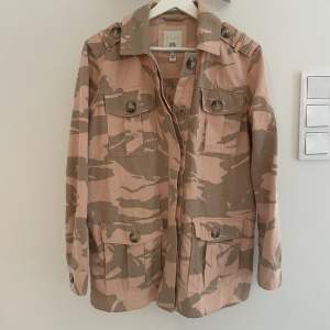 Snygga rosa camoflage Fieldjacket.  Från märket river island. Jackan passar både tjejer och killar men är i storlek S (herr). Jackan är i fint skick. 