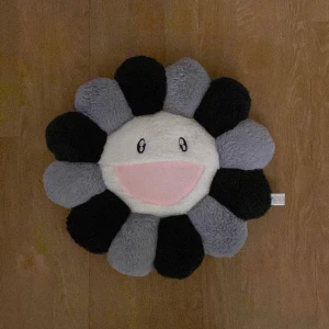 Murakami kudde - Murakami kudde, inte äkta Murakami men ser väldigt bra ut. 125kr   Storlek : 40x40cm !