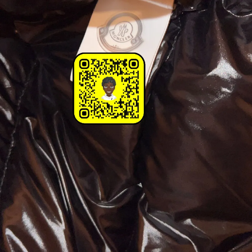 Hej en Moncler Madeira jacket till salu varm till vintern självklart äkta med scan på både moncler märket på sidan och i jackan kvitto finns ej tyvärr men har massa med saker som visar att den är äkta kan sänka priset vid snabb affär tack i förhand!. Takit.