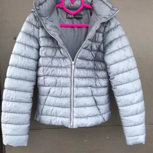 Så fin jacka - Så fin jacka i ljusblå färg, perfekt till hösten! I väldigt bra skick!