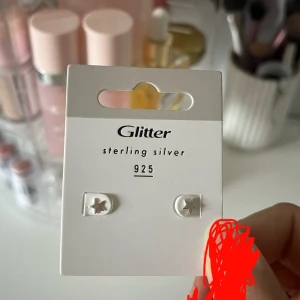 Silver örhängen  - Jättefina små stjärnörhängen ifrån Glitter! 💓 Äkta silver, nickelfria och endast använda 1 gång! 💓