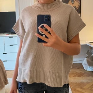 Soft goat tröja - Beige tröja fr soft goat, nypris 3400kr. Samma modell som sista bilden fast en annan färg. 