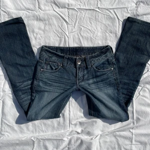 Vintage Guess jeans - Ett par low waist bootcut jeans från Guess, midjemått 38 cm tvärs över 🍁✨ Använt få tal gånger 