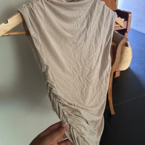 tröja  - denna är andvänd få gånger, bara legat i garderoben därför lite skrynklig men stryks såklart innan sändning 