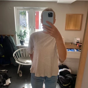  mysig t-shirt - denna stickade t-shirt i rosa beige färg passar perfekt under sommaren och hösten! Är i xs men passar även S och M💘