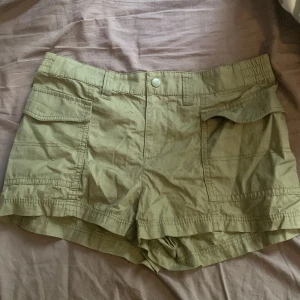 Cargo shorts - En grön cargo shorts från H&M. Storklek 34. Används fåtal gånger. OBS HAR KATT HEMMA❗️ 