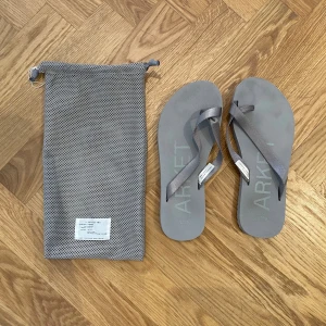 Arket flipflops - Snygga Flip-flops från ARKET 🩶 Storlek 38. Använt 2 gånger. Perfekt nu till sommaren! TRYCK PÅ KÖP DIREKT eller GE PRISFÖRSLAG. Svarar ej på meddelanden.