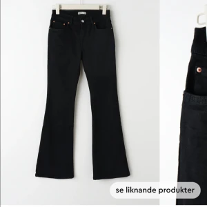 Svarta lågmidjade bootcut jeans från Gina!💖 använd få ggr! Strl 36 men passar mig som brukar ha 34. - Extremt bra skick. Super nick att ha ett par svarta jeans!
