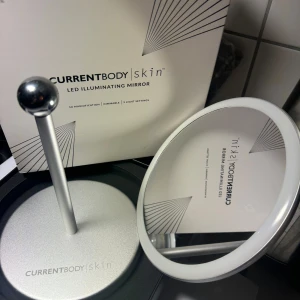 Led spegel 🪞  - Currentbody skin led illuminating mirror.!  laddningslänk och en liten spegel kommer med jätte bra för skincare Eller smink 💄 . Nästan ny har använt någ gg bara ta en titt på bilderna 🪞man kan ändra ljusets färg till tre olika färger .!