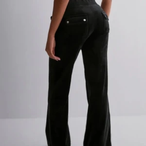 Juicy Couture byxor - Jag säljer mina juicy couture byxor då dom tyvärr har blivit för små. Dom är i väldigt bra skick då jag inte hann använda de så mycket. Inga defekter. Kontakta för fler bilder 💞