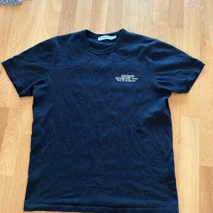Maison kitsune t shirt  - Maison kitsune t shirt i storlek s, sitter lite större. Perfekt skick då den använts lite och försiktigt. Köpt på double y i lund  för 1000kr. Hör av dig vid intresse mvh Emil