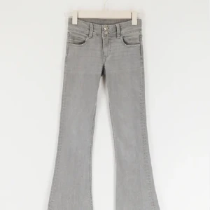 gråa lowwaist jeans - Säljer dessa gina Young jeans i storlek 158 som är sparsamt använda och inte använda mycket alls, dem är i nyskick❤️