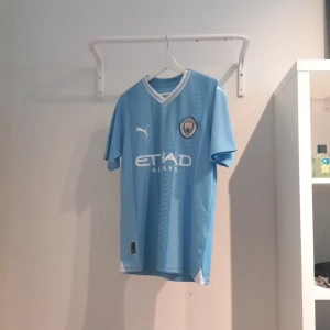Manchester City 2023 hemma - Manchester City's hemma kit från 2023, Den är knappt använd och har inga fläckar! Shortsen till kitet ingår! Priset kan diskuteras.