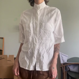 Skjorta med murarkrage - Fin, unik skjorta med två stora bröstfickor och murarkrage. Stl 38 men passar M också.