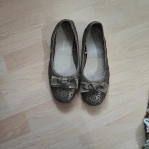 Ballerinaskor  - Ballerinaskor från gyllene gripen enligt bild. Använd 1 tillfälle kortare stund. Gulaktig I färgen   Hund och katt finns i hemmet