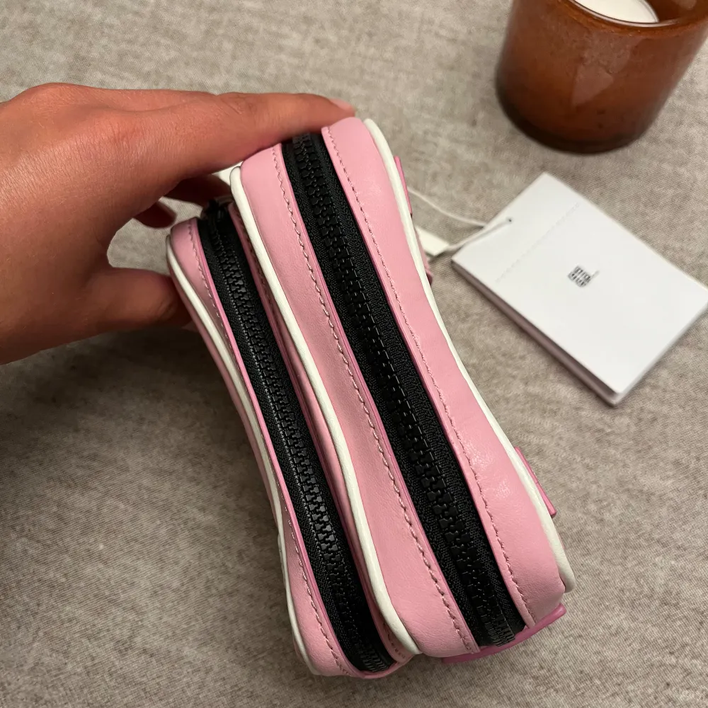 Mc3 sac ceinture rose givenchy, aldrig använt! I perfekt skick med prislappar kvar, finns en större dustbag som följer med.. Asusteet.