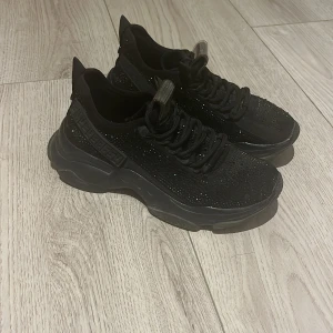 Steve madden skor - Säljer mina fina svart glittriga Steve madden skor, fina men använt skick. (Skorna är små i storleken men passar dom med storlek 37).