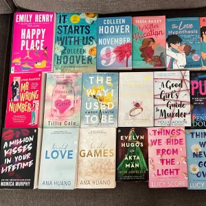 Böcker  - Hej! Jag säljer böcker som jag har läst. Om du är intresserad av att köpa alla 24 böcker, är priset 1499 kr. För specifika böcker gäller ett minimumköp på 3 stycken, och priset kan diskuteras via chatt.  Tveka inte att höra av dig vid frågor 😊