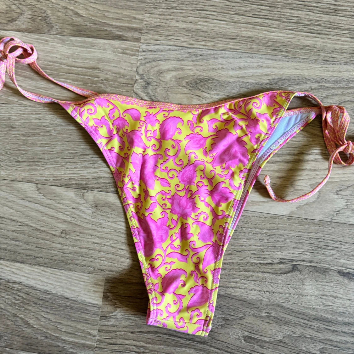 Gul och rosa bikiniunderdel - 90