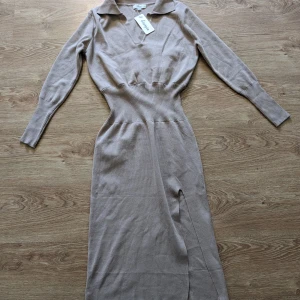 Beige klänning från Giorgia - Helt ny klänning med prislapp kvar Stl.M/L nypris 700kr