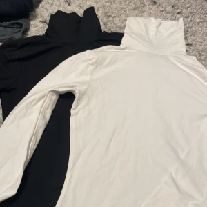 Turtlenecks  - Vit och svart turtleneck som är tighta köpta från Anna field, båda är köpta för 180kr och är aldrig använda.