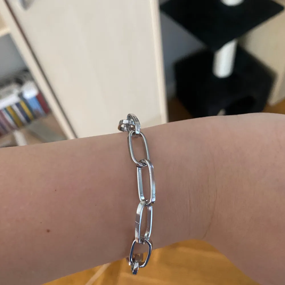 Hej! Säljer två små kedjearmband, går även att köpa bara en av dem! 5kr för en och 10kr för nåda två! Vet ej vart dem är ifrån, aldrig använt💕 !Jag står ej för postens slarv!. Accessoarer.