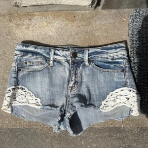 Lågmidjade jeansshorts med spets - Jättefina lågmidjade jeansshorts med spets✨