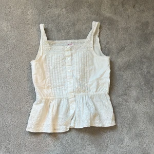 Bonpoint topp  - Jag säljer den här jättegulliga bonpoint toppen som tyvärr är för liten. Den är i jättebra skick och är endast andvänd ett fåtal ggr💕💕